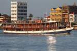 Fluss-Kreuzfahrtschiff TOUM TEAV; Eigner/Betreiber: unbekannt; Aufnahmeort: Tonle Sap River, Phnom Penh, Kambodscha; Datum: 31.10.2011; Info: Das Bild entstand in der Hauptstadt Kambodschas
