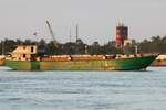 Binnenfrachtschiff ohne erkennbaren Namen; Eigner/Betreiber: unbekannt; Aufnahmeort: Tonle Sap River, Phnom Penh, Kambodscha; Datum: 02.11.2011.