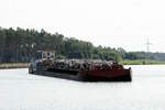 Schubverband mit je einem 65m und 32,5m langem Leichter und dem Schubboot  SCH 2423  (04031740 , 16,50 x 8,16m)  am 25.07.2024  auf dem  ELBE-HAVEL-KANAL  zu Berg vor der Schleuse Zerben.
