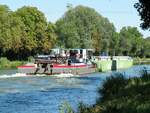 Das Schubboot  SCH 2637  (05800980 , 28,67 x 10,13m) schob am 12.08.2024 auf der  UNTEREN-HAVEL-WASSERSTRASSE  den RoRo-GSL Ursus (04810440 , 64,50 x 9,50m) zw.