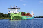 Das Containerschiff Eco Umande fhrt auf dem Nord-Ostsee-Kanal bei der Schiffbegrssungsanlage in Rendsburg.