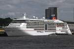 Kreuzfahrtschiff EUROPA 2; Eigner/Betreiber: Hapag-Lloyd Kreuzfahrten; Aufnahmeort: Elbe/Hafen Hamburg, Deutschland; Datum: 11.06.2025; Info: (IMO 9616230) am BRZ 42.830 / La 225,62 m, B 26,7 m,