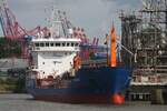 Tankschiff ATLANTIS; Aufnahmeort: Elbe/Hafen Hamburg, Deutschland; Datum: 11.07.2025; Info: (IMO 9508108) Das Bild zeigt die ATLANTIS im Khlfleet-Hafen neben  dem Seemannshft.
