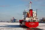 Tankschiff RIKKE THERESA;  Aufnahmeort: Elbe/Hafen Hamburg, Deutschland; Datum: 08.02.2012; Info: (IMO 9363170)  Das Bild zeigt die RIKKE THERESA wie sie sich ihren Weg durch die vereiste
