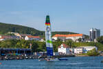 SailGP Hochleistungs-Katamaran mit Team Deutschland im Hafen von Sassnitz.