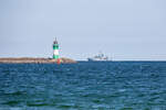 Leuchtturm Mukran mit Messboot Y898 KALKGRUND im Hintergrund.