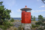 Ein kleiner Leuchtturm auf den Klippen vor Oskarshamn (Smland, Schweden).