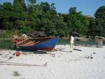 Traditionelles Fischerboot (namenlos); Eigner/Betreiber: unbekannt/privat; Aufnahmeort: Golf von Siam (South China Sea), Ochheuteal Beach, Sihanoukville, Kambodscha; Datum: 22.04.2008; Info: Das