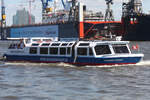 Ausflugsbarkasse SERRAHN DEERN; Eigner/Betreiber: Bergedorfer Schifffahrtslinie; Aufnahmeort: Elbe/Hafen Hamburg, Deutschland; Datum: 10.06.2015; Info: Das Bild zeigt die SERRAHN DEERN unterhalb der