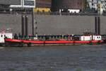 Bunkerschiff  PALMAILLE; Aufnahmeort: Elbe/Hafen Hamburg, Deutschland; Datum: 13.06.2025; Info: (ENI 04200030) Das Bild zeigt die  PALMAILLE vor der Jan Fedder Promenade* zwischen den St.Pauli