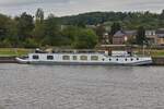 Namenloses Hausboot hat am Ufer des Albertkanals angelegt.