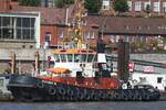 Schlepper BUGSIER 18; Eigner/Betreiber: Bugsier; Aufnahmeort: Elbe/Hafen Hamburg, Deutschland; Datum: 10.05.2015; Info: (IMO 9036246) Das Bild zeigt die BUGSIER 18 an Schlepperponton nahe der