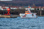 Seenotrettungskreuzer Harro Koebke (IMO 9606625) zwischen West-Molenfeuer und Oberfeuer im Hafen Sassnitz.