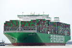 Die EVER ART IMO-Nummer:9893943 Flagge:Taiwan Lnge:400.0m Breite:62.0m Baujahr:2022 Bauwerft:Samsung Heavy Industries,Geoje Sdkorea nach Hamburg einlaufend vor Teufelsbrck