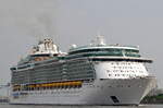 Die INDEPENDENCE OF THE SEAS IMO-Nummer:9349681 Flagge:Bahamas Lnge:339.0m Breite:38.0m Baujahr:2008 Bauwerft:Meyer Turku,Turku Finnland auslaufend aus Hamburg aufgenommen von den