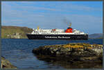 Die Fhre  Isle of Lewis  der Caledonian MacBrayne erreicht am 10.05.2025 den Hafen Castlebay.