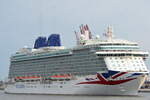 Die BRITANNIA IMO-Nummer:9614036 Flagge:Bermuda Flagge:Bermuda Lnge:330.0m Breite:44.0m Baujahr:2015 Bauwerft:Fincantieri,Monfalcone Italien beim auslaufen aus Hamburg aufgenommen am 10.09.25