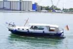 Motorboot Lady in Blue, rheinaufwrts am Breisacher Hafen, Mai 2025