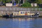 Unbekanntes Boot, liegt an der Kaimauer im Hafen von Maastricht.