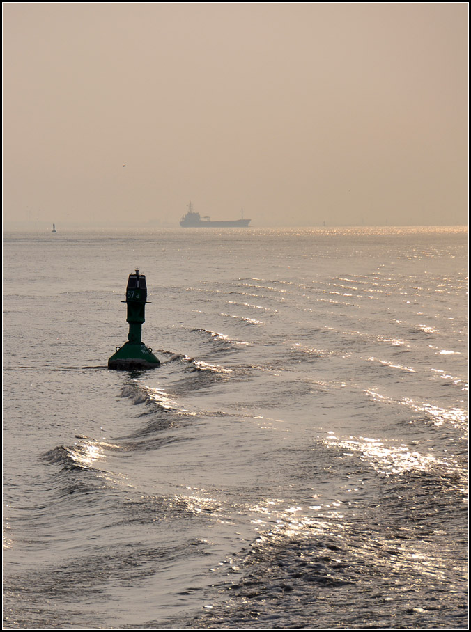 . Boje und Frachtschiff - 

Irgendwo an der Elbmündung, 

11.04.2012 (J)