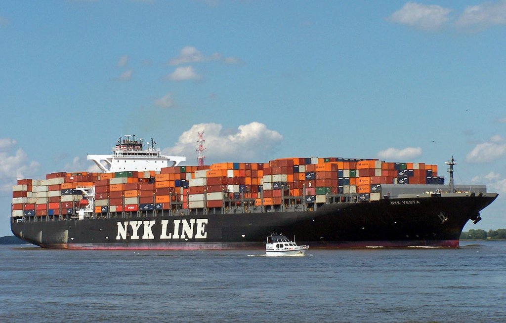  Das Containerschiff  NYK Vesta  hat eine Breite von 45,60m und eine Länge von 338m. Kurs Hamburg am 21.07.2009