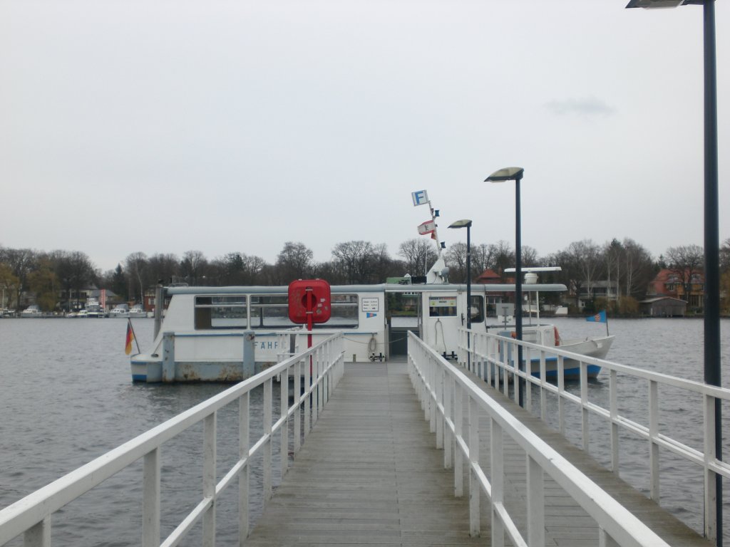  Die Linienfhre als F12 nach Berlin-Wendenschlo an der Anlegestelle Berlin-Grnau Wassersportallee.(28.3.2009)