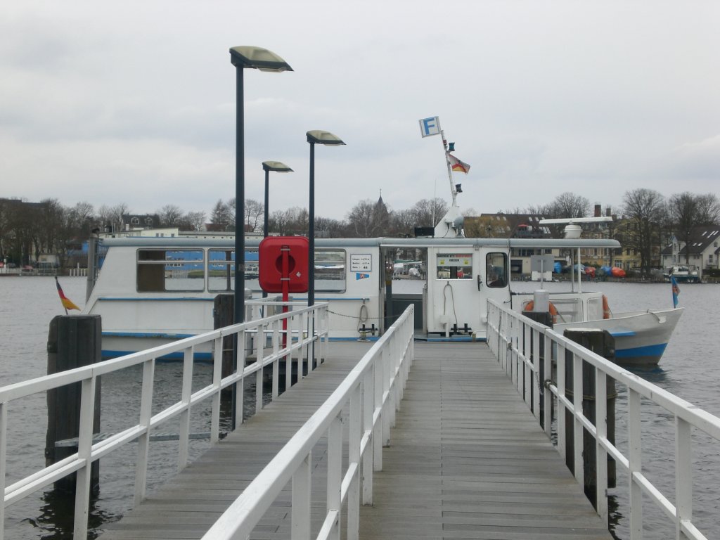  Die Linienfhre als F12 nach Berlin-Grnau Wassersportallee an der Anlegestelle Berlin-Wendenschlo.(28.3.2009)