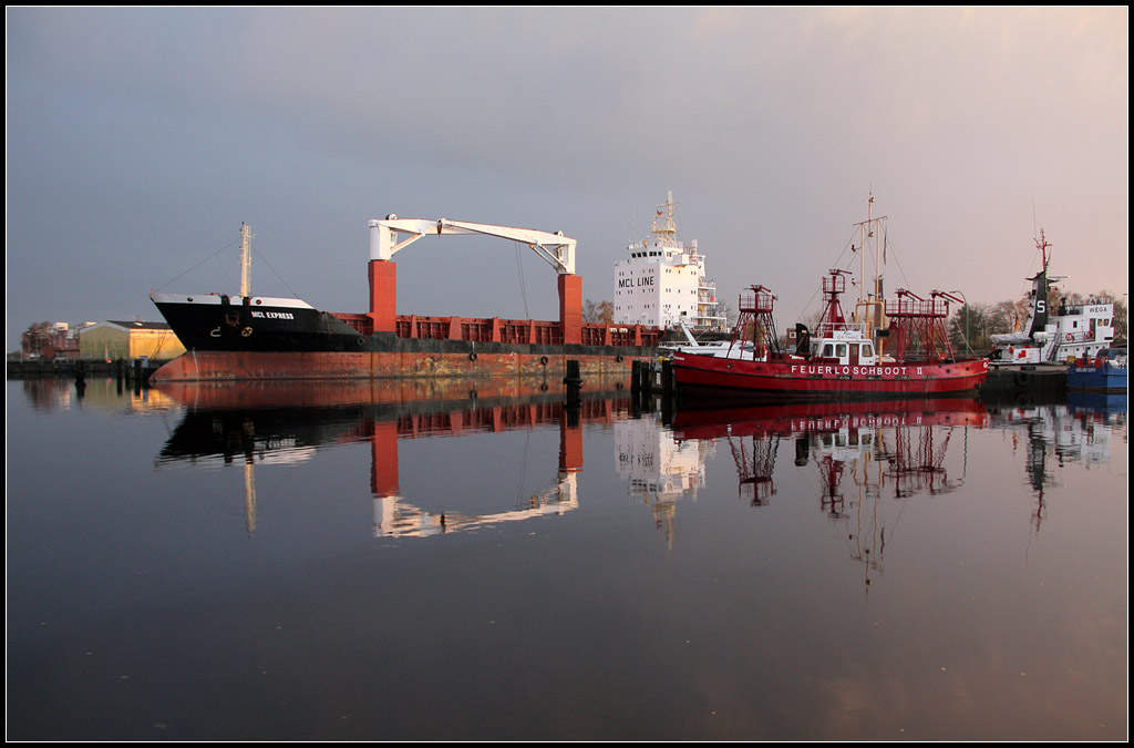 . Gespiegelte Schiffe - 

Groer Hafen, Wilhelmshaven, 18.11.2012 (Matthias)