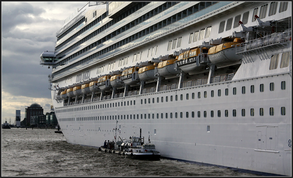 . Gro - 

Kreuzfahrtschiff  Costa Magica  in Hamburg. Das 272 Meter lange Schiff wurde 2004 gebaut und gehrt der Reederei Costa Crociere. August 2011 (Matthias)