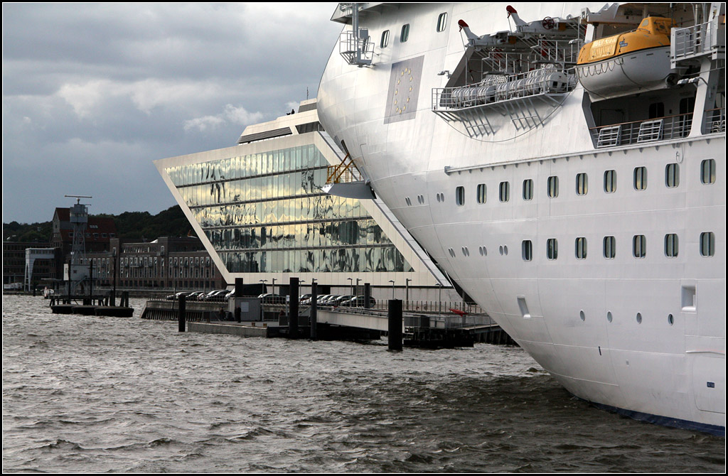 . Passt perfekt - 

Architektur und Kreuzfahrtschiff. Die  Costa Magica  in Hamburg. 

29.08.2012 (M)