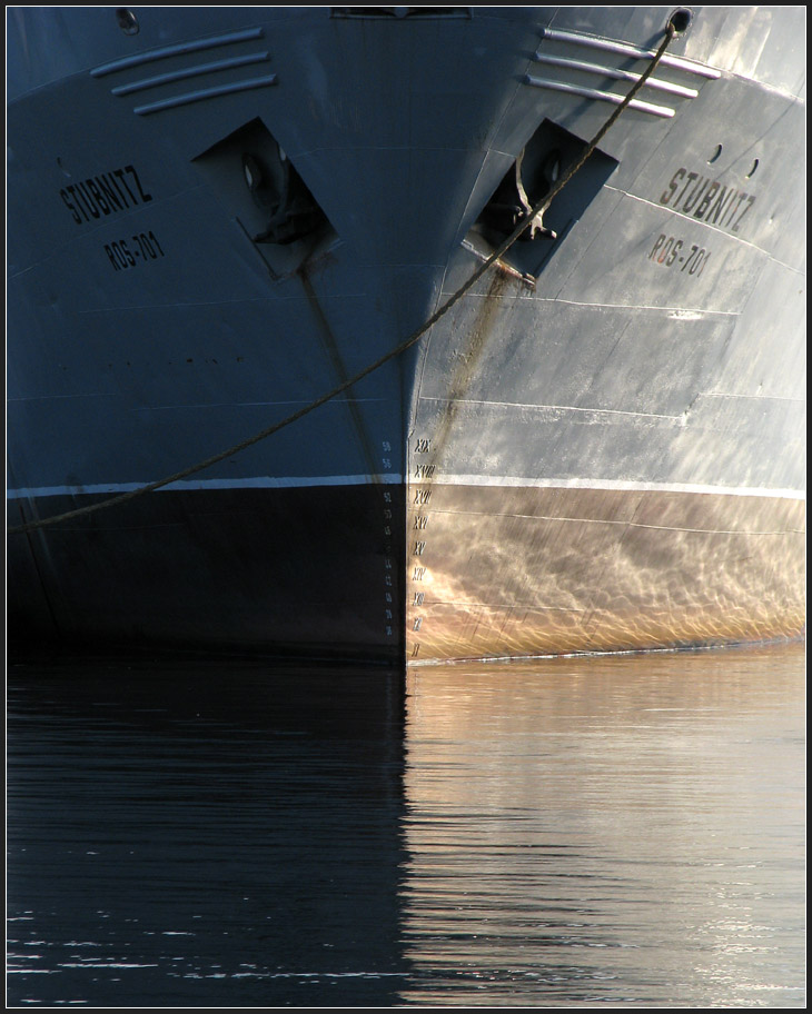 . Schatten und Licht - 

Die Stubnitz im Hafen von Wilhelmshaven. 08.06.2012 (Jonas)