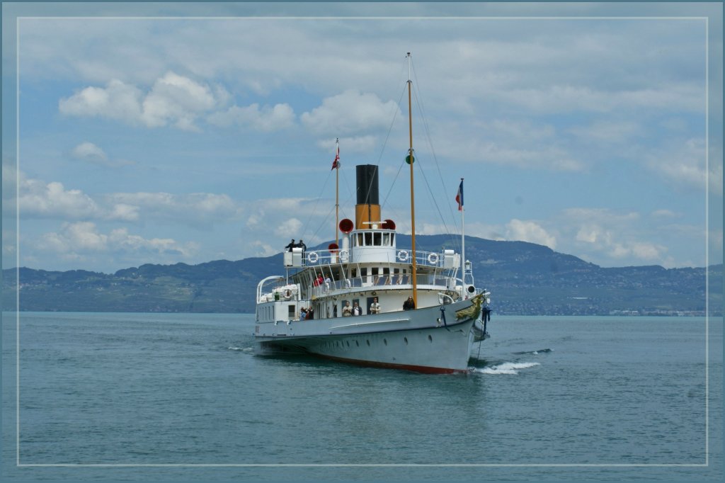 100 Jahre - und noch immer im Plandienst: der Raddamper  La Suisse .
auf dem Genfersee. 
22.06.2010