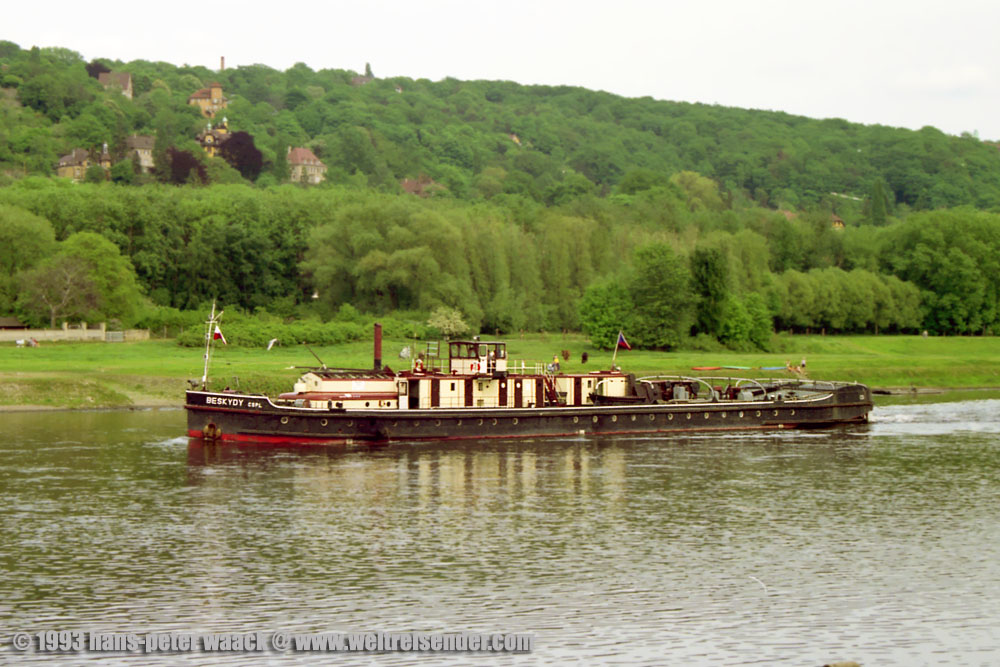 10.05.93.Dresden-Loschwitz. Der mit einem Heckschaufelrad angetriebene Schlepper BESKYDY aus Decin fhrt flussabwrts.