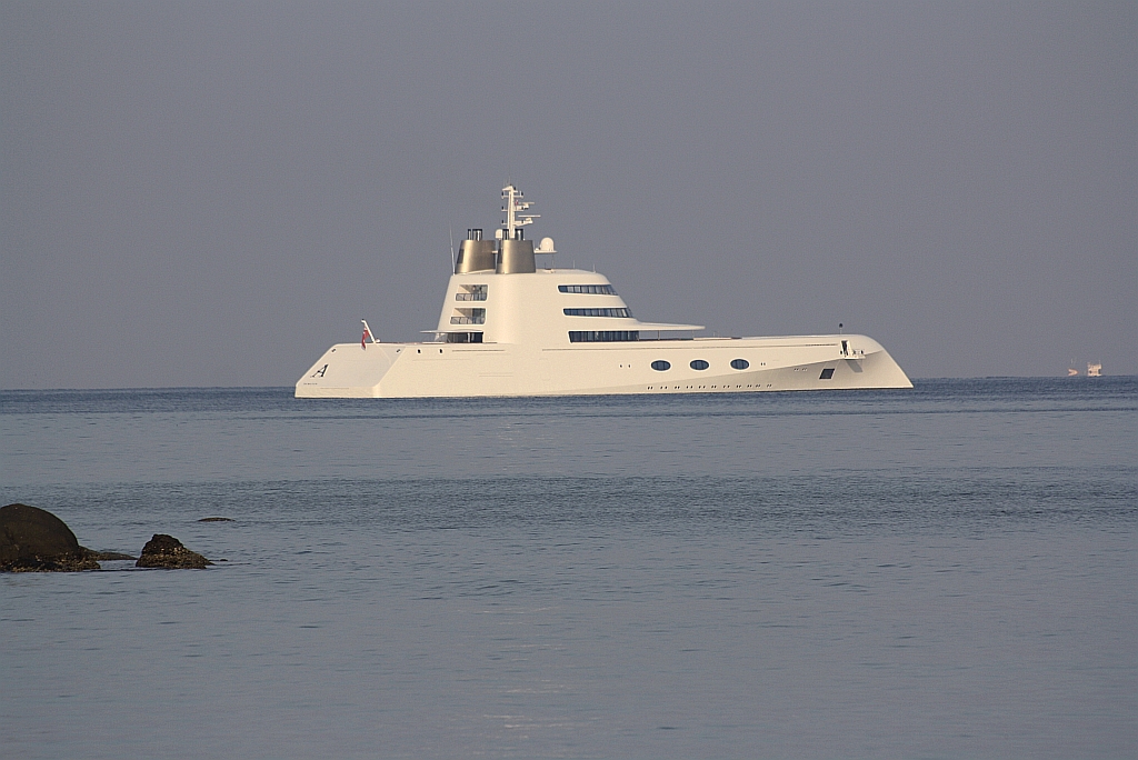119m Yacht  A  (Baujahr 2008 - Blohm&Voss, Heimathafen Hamilton)IMO 1009340 am 08.Jänner 2012 in der Patong Bay. 

