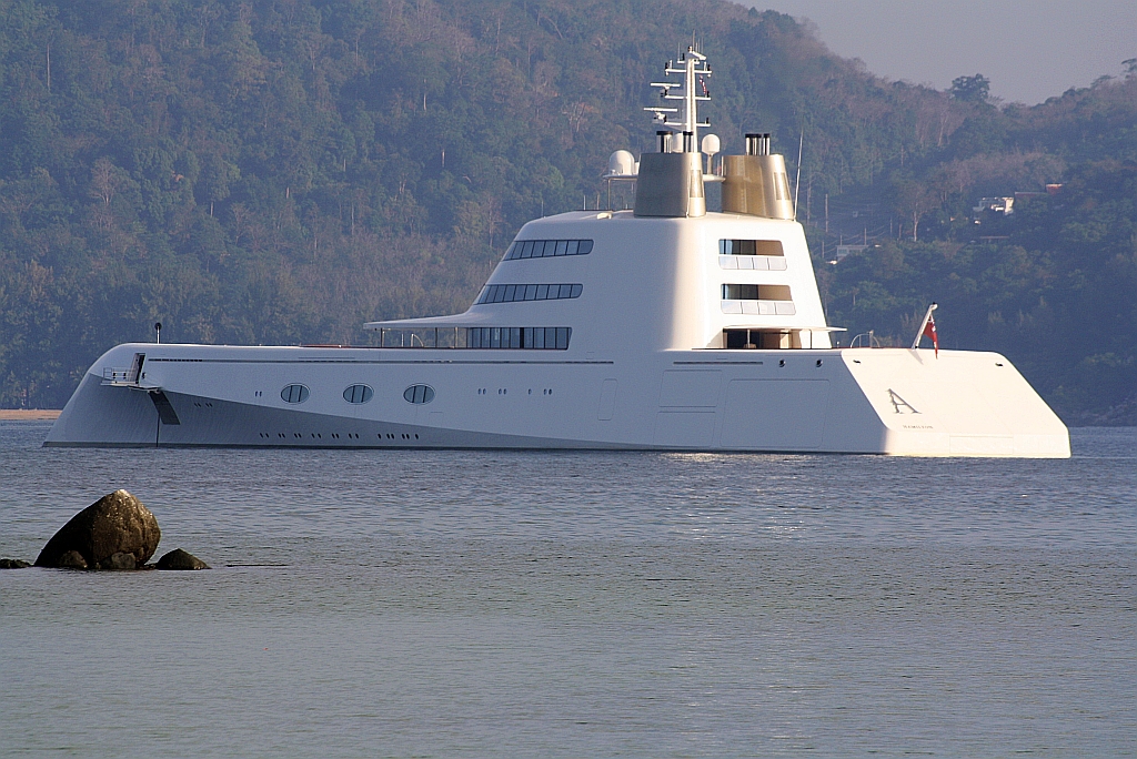 119m Yacht  A  (Baujahr 2008 - Blohm&Voss, Heimathafen Hamilton)IMO 1009340 am 08.Jänner 2012 in der Patong Bay. 
