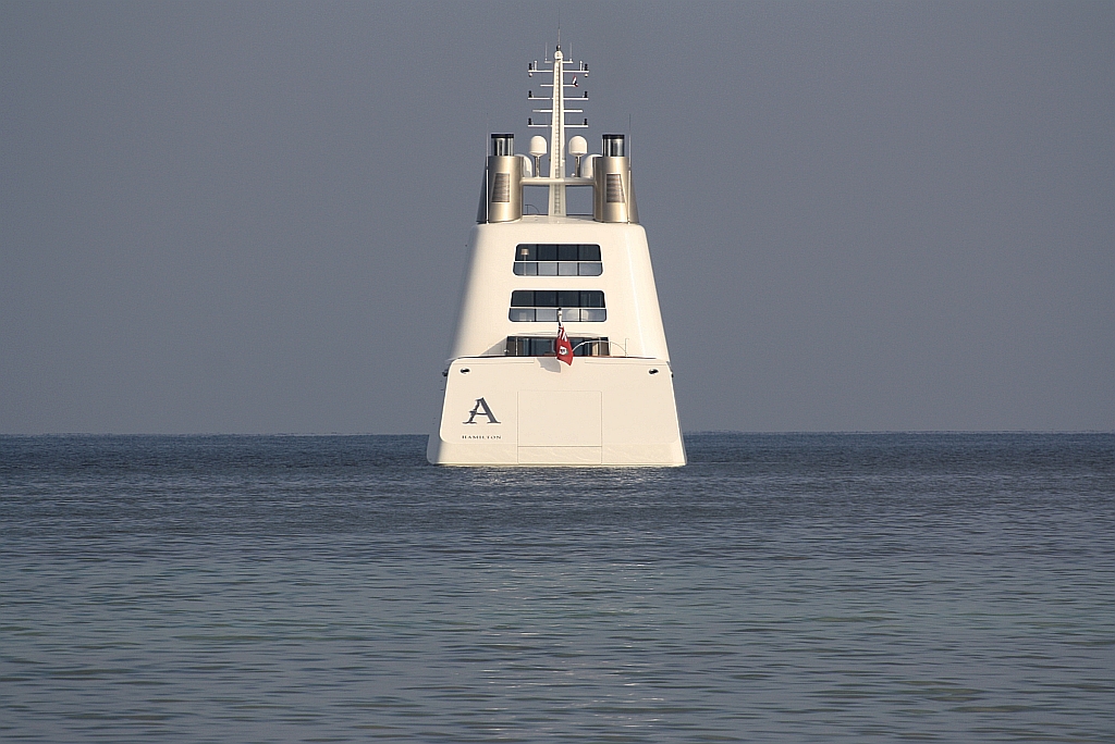 119m Yacht  A  (Baujahr 2008 - Blohm&Voss, Heimathafen Hamilton)IMO 1009340 am 08.Jänner 2012 in der Patong Bay. 
