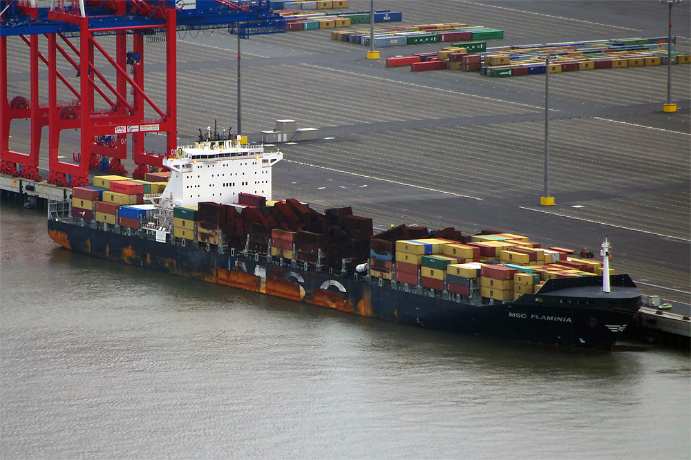 15.09.2012, die MSC Flaminia in Wilhelmshaven am Kai. Leider gibt es ein Luftsperrgebiet um das Schiff, somit kam ich nicht nher ran!
