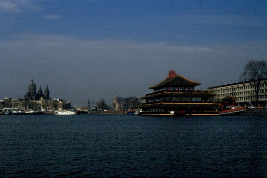1990 in Amsterdam. Ein groes Restaurantschiff.