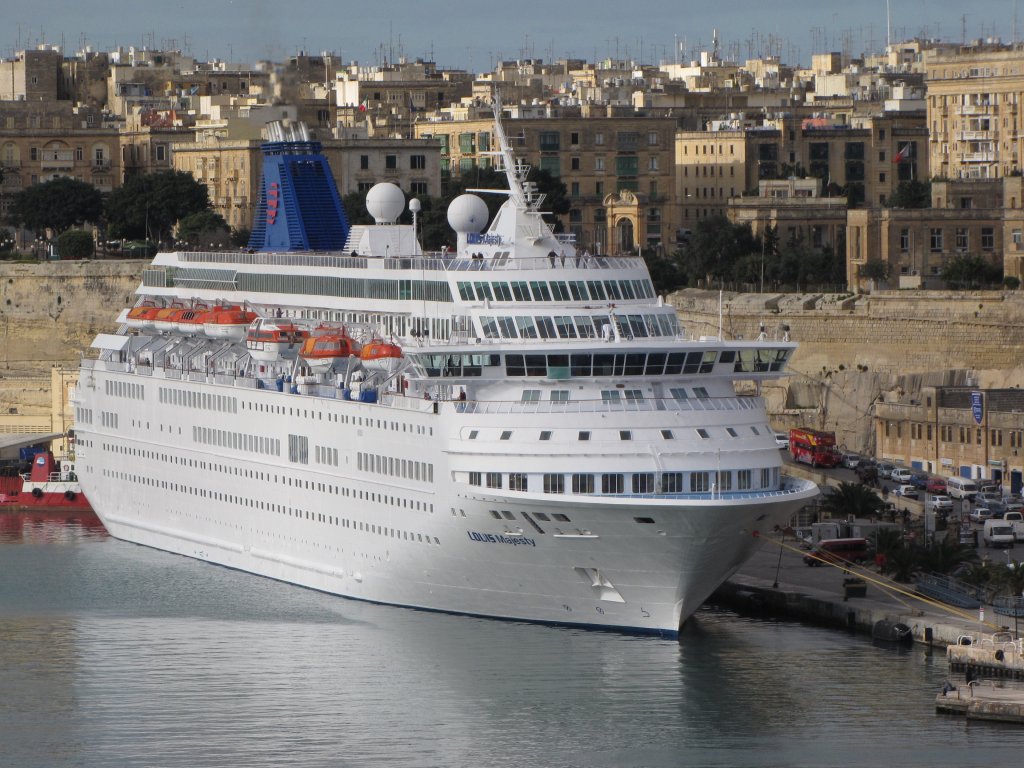 1992 gebaut seit 2009 bei der Louis Reederei unter MS   Louis Majesty  hier im Hafen von la Valletta /Malta am 03.02.2010