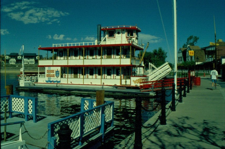 1998 liegt dieser Raddampfer  Dixie Belle  am Ufer von Lake Havasu / Arizona (Dia digitalisiert)