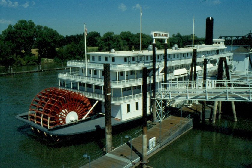 1998 liegt in Sacramento der Raddampfer  Delta King  am Anlegesteg (Dia digitalisiert)