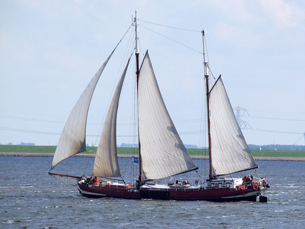 2-Master steuert den Hafen von Enkhuizen an;100905