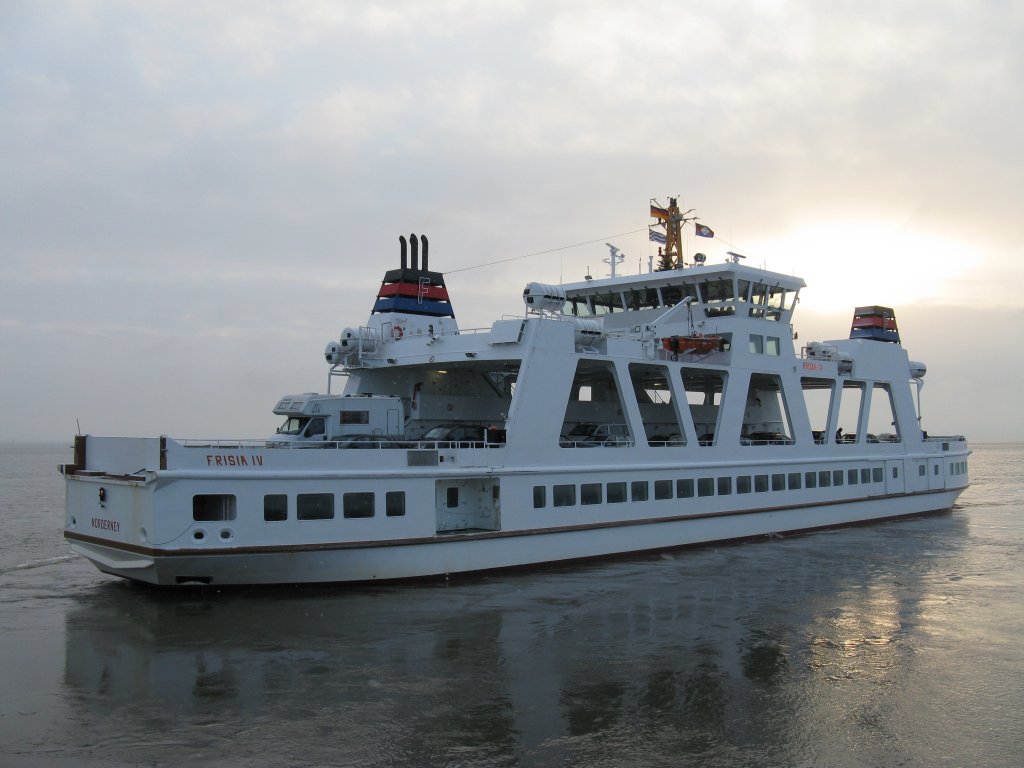 2.1.2010: Die erst 2002 durch die CASSENS-WERFT in Emden gebaute Frisia IV erreicht nach ca. 60 Minuten berfahrt den Norderneyer Hafen
