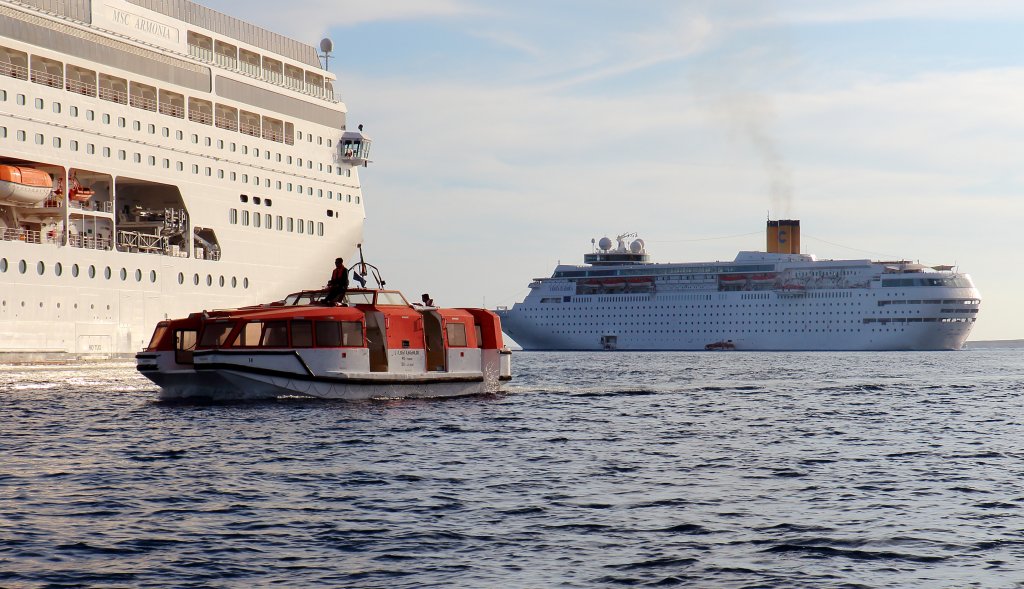 24.11.2012: Die Costa Classica muss im Hafenbecken von Sharm el Sheikh vor Anker gehen und die Passagiere werden mit Tenderbooten an Land gebracht.