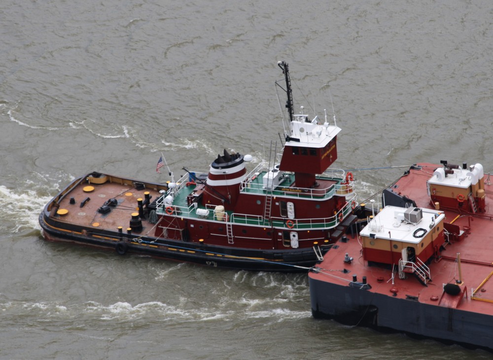 26.6.2012  Justine McAllister  Schubboot / Schlepper auf dem Hudsonn River bei Bear Mountain, NY, nordwrts.