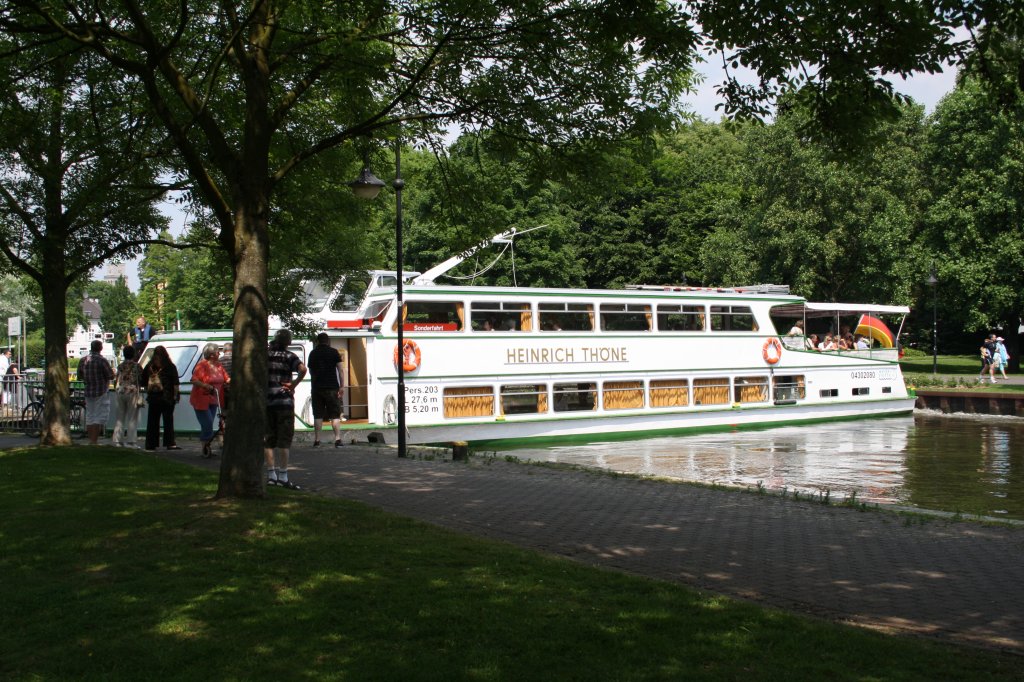 27,6 Meter Quer auf dem Fluss: Wendemanver auf der Ruhr 28.05.2012, Fahrgastschiff  Herinrich Thne  (Pers. 203, L 27,6m, B 5,20m) der Weissen Flotte in Mlheim an der Ruhr/Wasserbahnhof