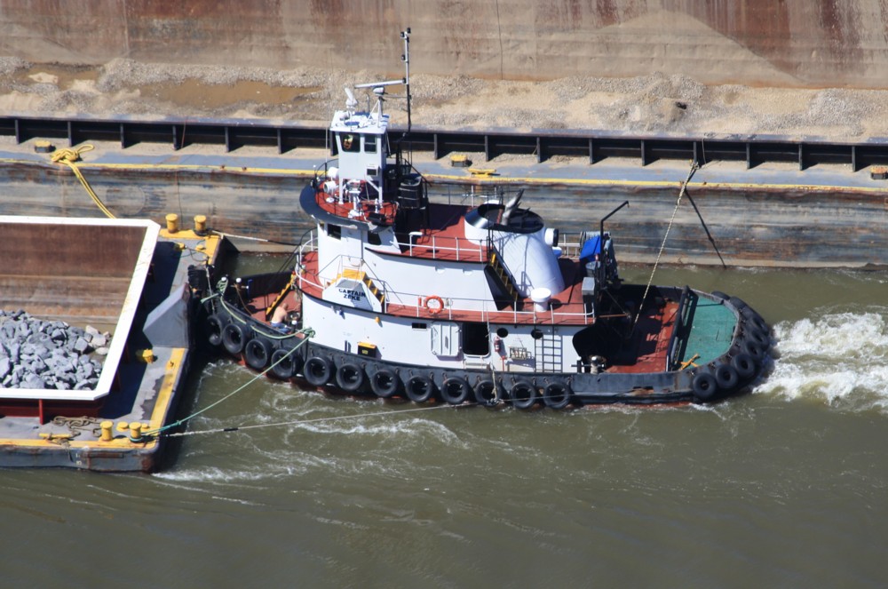 27.6.2012 Hudson River, NY. Schlepper  Captain Zeke  unterwegs sdwrts. (ganzer Verband siehe weiteres Bild) Bin eigentlich  bahnbildrerer  und lasse mich gerne hinsichtlich Bezeichnung / Kategorie verbessern.