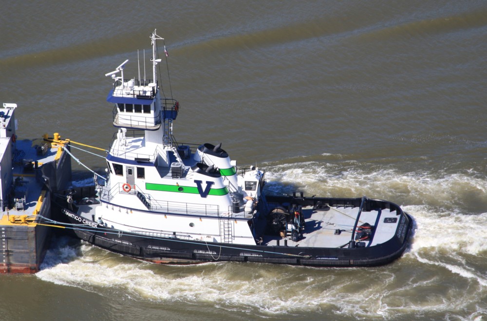 27.6.2012 Hudson River, NY. Schubschiff / Schlepper  Quantico Creek  sdwrts (ganzer Verband siehe weiteres Bild)