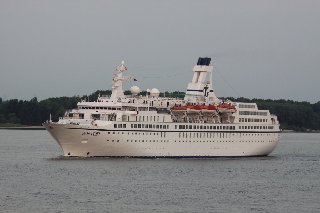 31.07.2010 Die Astor (IMO 8506373) auf der Elbe, höhe Wedel, Richtung Hamburger Hafen zu den Cruise Days 2010. 