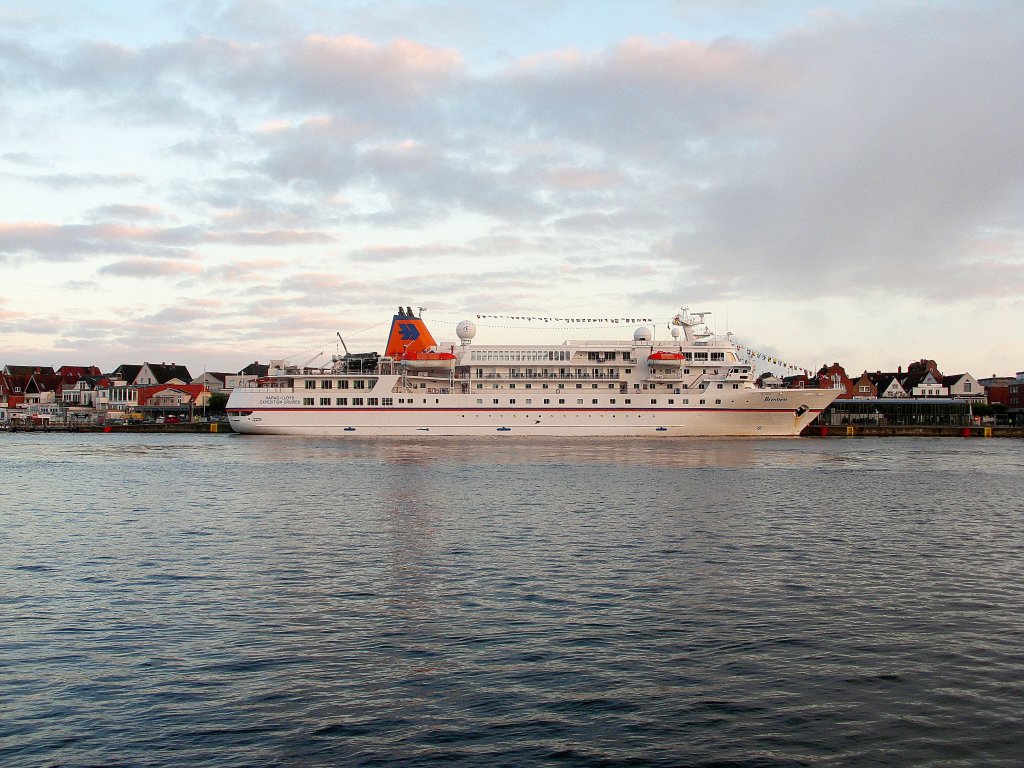 5 Minuten vor der geplanten Ankunftszeit liegt die MS BREMEN an der Pier in Lbeck-Travemnde... 6:55 Uhr am 8.9.2012
